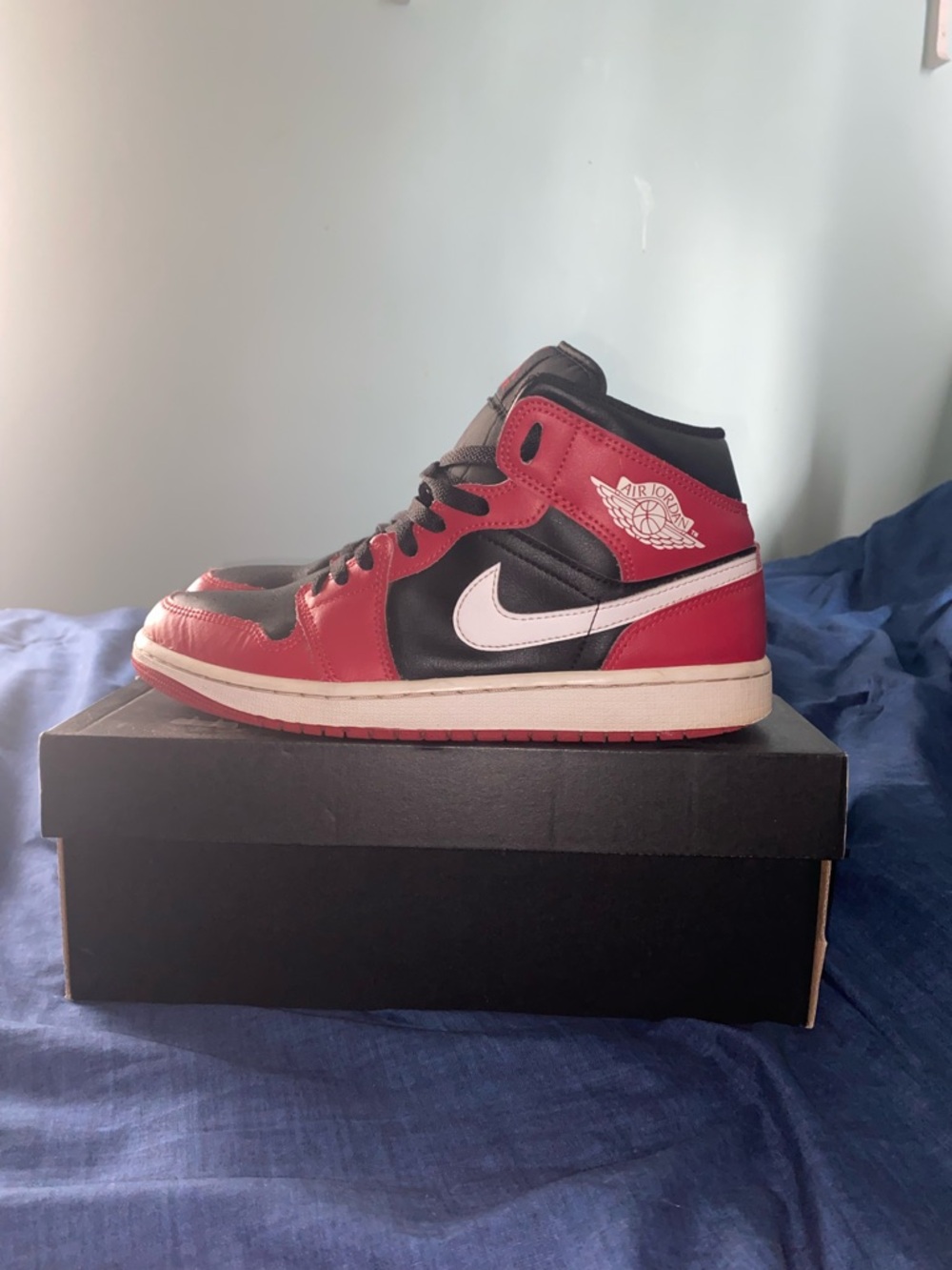 Jordan 1 Mid Size 9 Mens  Black/White-Gym red